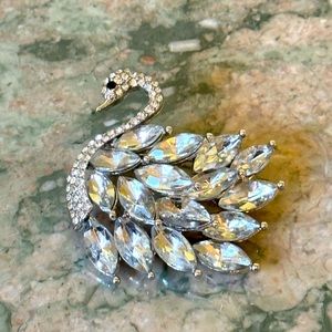 Elegant Vintage Crystal Swan Brooch